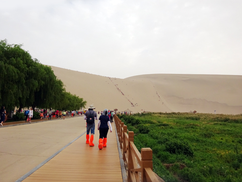 6.4去登鸣沙山.jpg